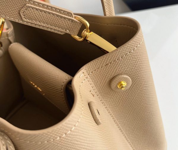 Faux sac Prada Double Mini en beige – Image 3