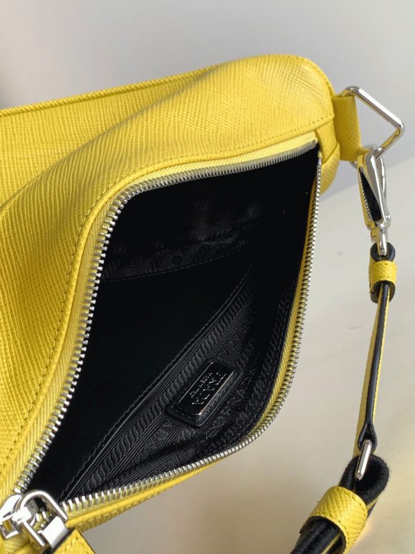 Contrefaçon sac bandoulière Prada Triangle en jaune – Image 5