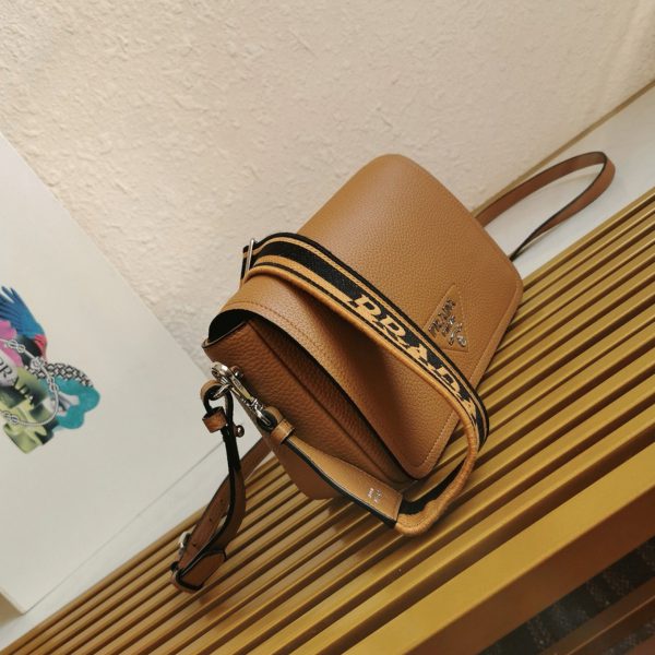 Faux sac bandoulière à rabat Prada en marron – Image 4