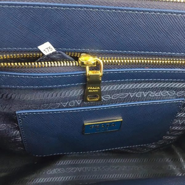 Contrefaçon du sac Prada Galleria moyen format en bleuet – Image 11