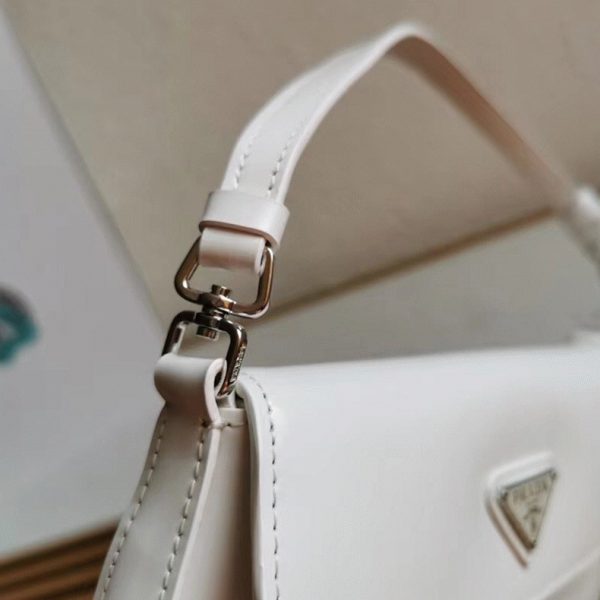 Réplique sac Prada Cleo avec rabat en blanc – Image 6