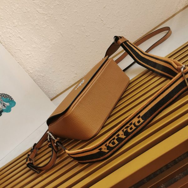 Faux sac bandoulière à rabat Prada en marron – Image 2