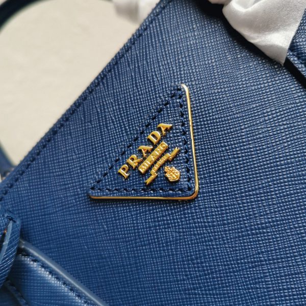 Contrefaçon du sac Prada Galleria moyen format en bleuet – Image 10