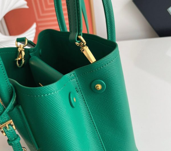 Meilleure réplique sac Prada Double Mini en vert – Image 8