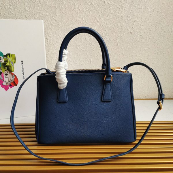 Contrefaçon du sac Prada Galleria moyen format en bleuet – Image 9