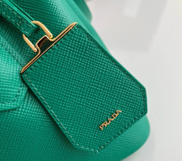 Meilleure réplique sac Prada Double Mini en vert – Image 7