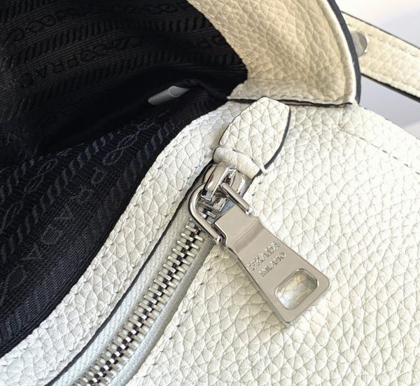 Réplique sac bandoulière à rabat Prada en blanc – Image 5