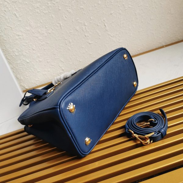 Contrefaçon du sac Prada Galleria moyen format en bleuet – Image 8