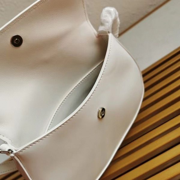 Réplique sac Prada Cleo avec rabat en blanc – Image 4