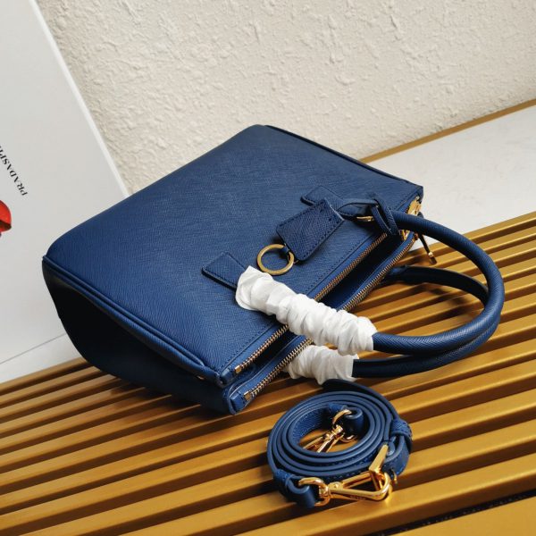 Contrefaçon du sac Prada Galleria moyen format en bleuet – Image 7