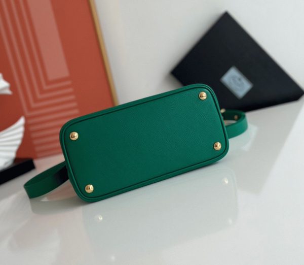 Meilleure réplique sac Prada Double Mini en vert – Image 5