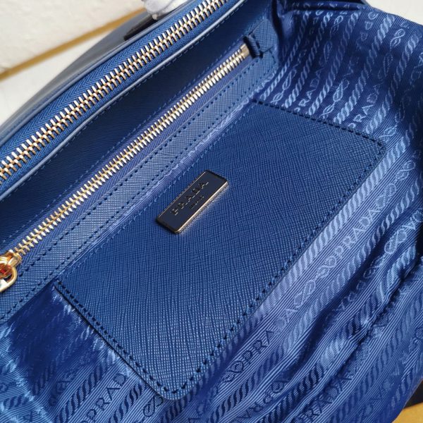 Contrefaçon du sac Prada Galleria moyen format en bleuet – Image 6