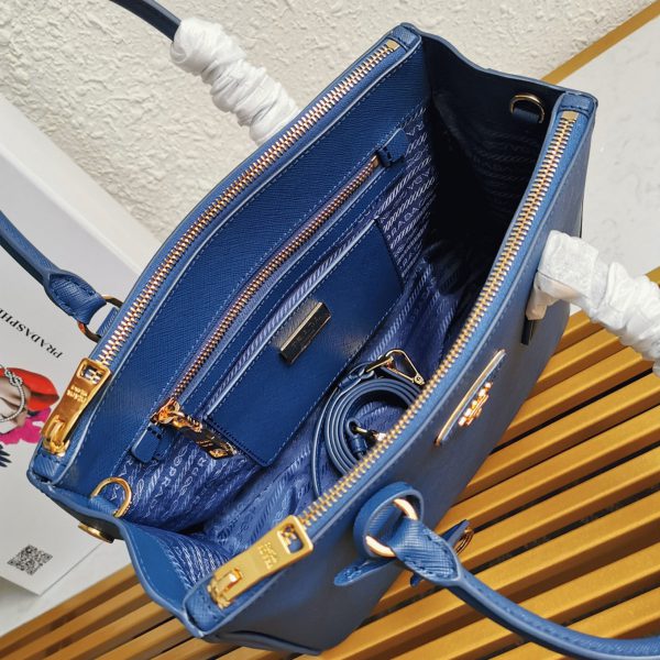 Contrefaçon du sac Prada Galleria moyen format en bleuet – Image 4