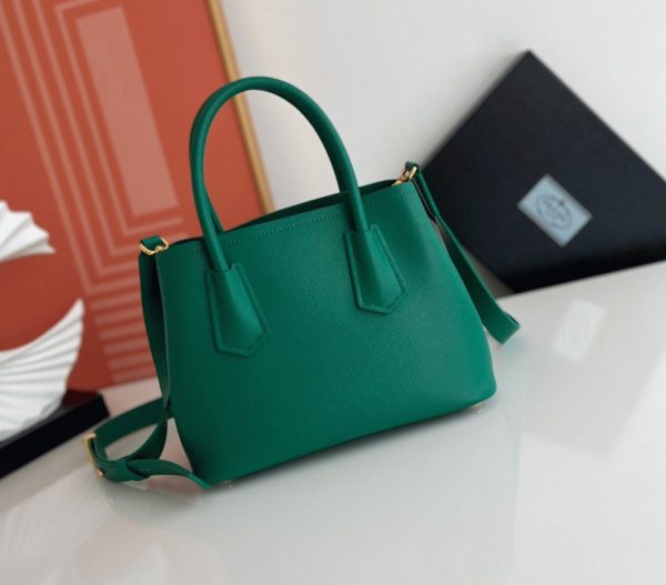 Meilleure réplique sac Prada Double Mini en vert – Image 3