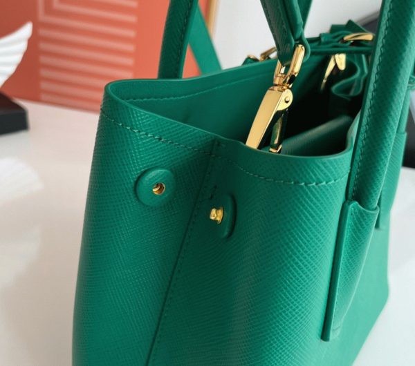 Meilleure réplique sac Prada Double Mini en vert – Image 2