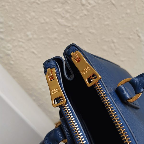 Contrefaçon du sac Prada Galleria moyen format en bleuet – Image 2
