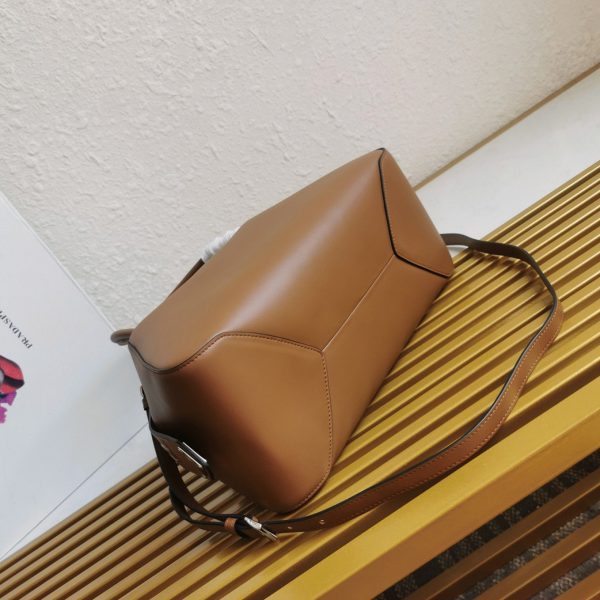 Réplique sac Prada Supernova moyen modèle à poignée en cuir brun – Image 4