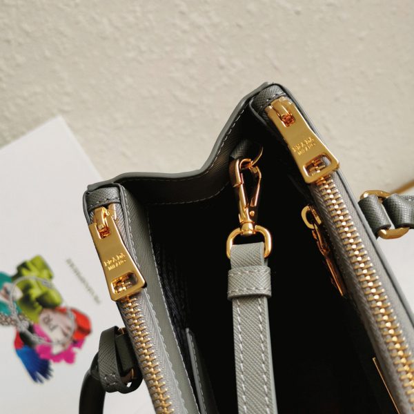 Réplique du sac Prada Galleria moyen format en gris – Image 8