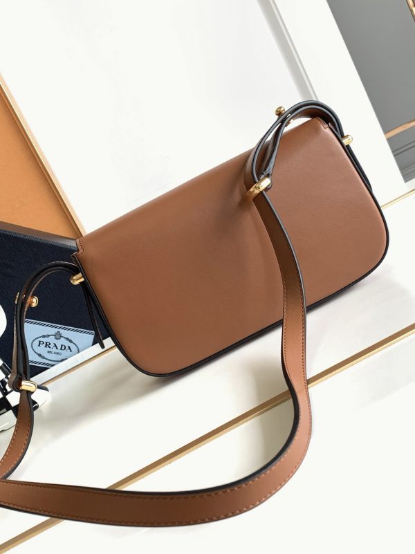 Contrefaçon sac bandoulière Prada en cuir de veau lisse cognac – Image 7