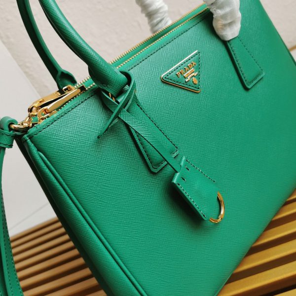 Fausse version du sac Prada Galleria moyen format en mangue – Image 10