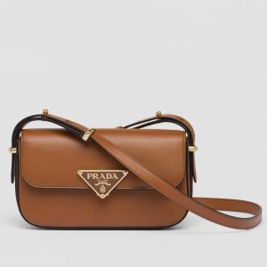 Contrefaçon sac bandoulière Prada en cuir de veau lisse cognac