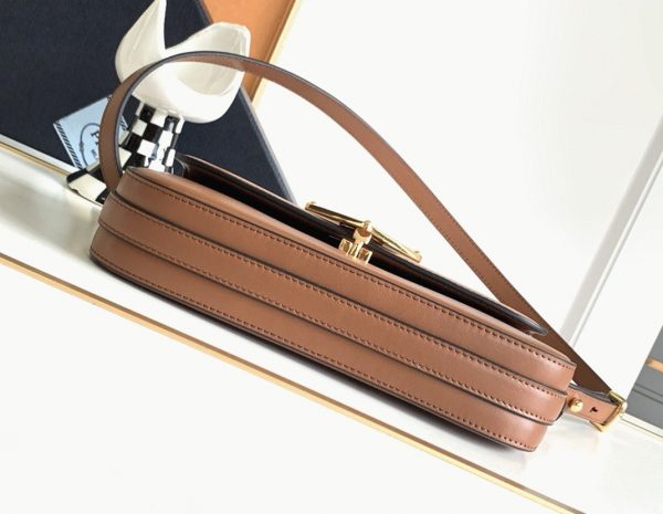 Contrefaçon sac bandoulière Prada en cuir de veau lisse cognac – Image 5