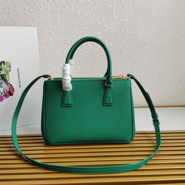Fausse version du sac Prada Galleria moyen format en mangue – Image 8