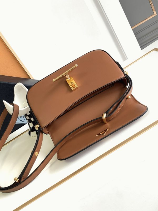 Contrefaçon sac bandoulière Prada en cuir de veau lisse cognac – Image 3