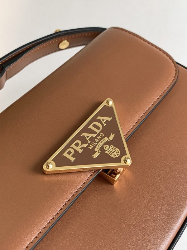 Contrefaçon sac bandoulière Prada en cuir de veau lisse cognac – Image 2