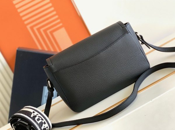 Contrefaçon sac bandoulière à rabat Prada en noir – Image 8
