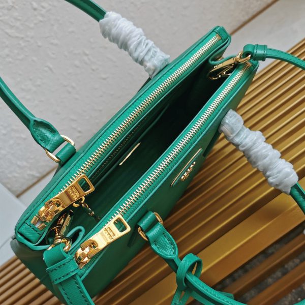 Fausse version du sac Prada Galleria moyen format en mangue – Image 3