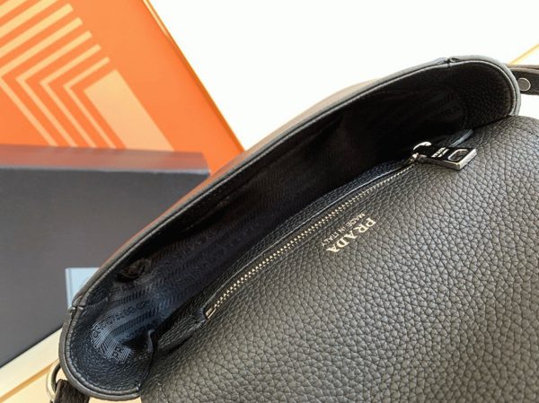 Contrefaçon sac bandoulière à rabat Prada en noir – Image 7