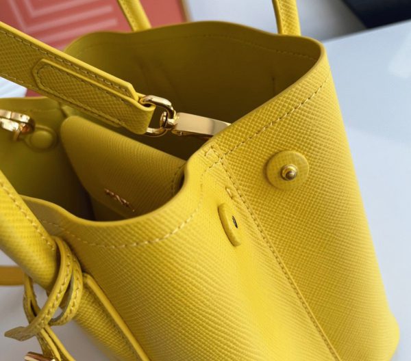 Faux sac Prada Double Mini en jaune – Image 9