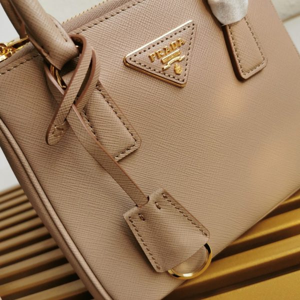 Réplique du sac Prada Mini Galleria en beige – Image 10