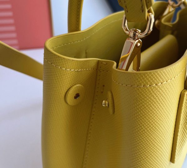 Faux sac Prada Double Mini en jaune – Image 8