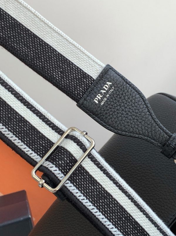 Contrefaçon sac bandoulière à rabat Prada en noir – Image 4