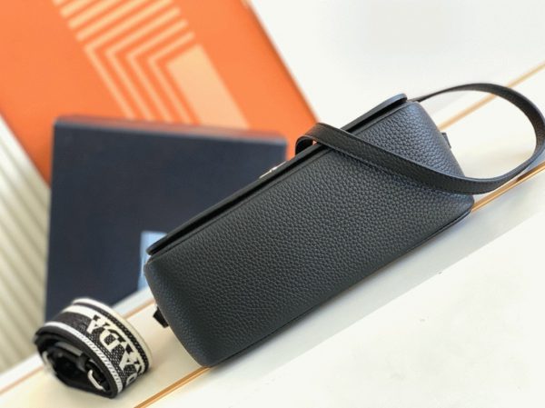 Contrefaçon sac bandoulière à rabat Prada en noir – Image 3