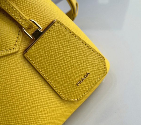 Faux sac Prada Double Mini en jaune – Image 4