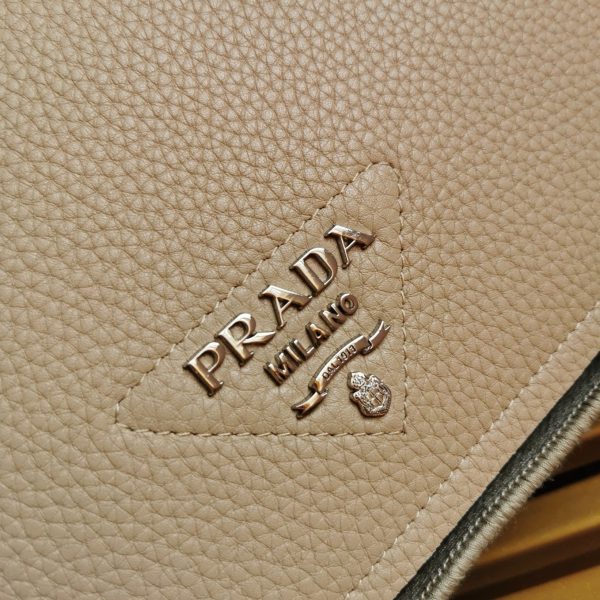 Faux sac bandoulière à rabat Prada en sable – Image 9