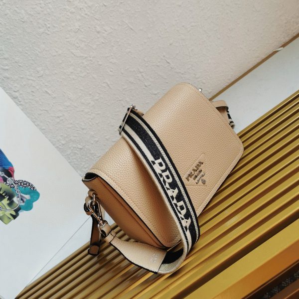 Faux sac bandoulière à rabat Prada en sable – Image 8