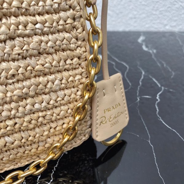 Contrefaçon sac bandoulière Prada Re-Edition en beige – Image 4