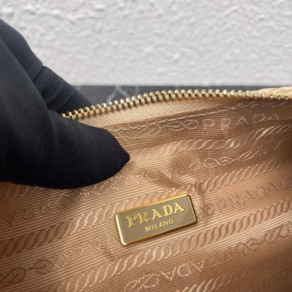 Contrefaçon sac bandoulière Prada Re-Edition en beige – Image 3
