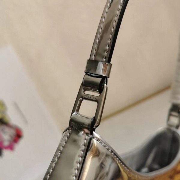 Faux sac Prada Cleo petit modèle en argent – Image 6