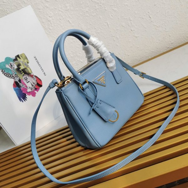 Fausse version du sac Prada Mini Galleria en bleu clair – Image 8