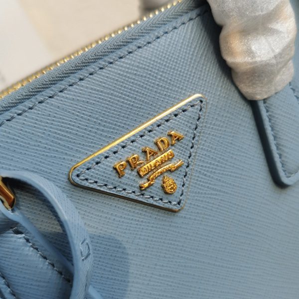 Fausse version du sac Prada Mini Galleria en bleu clair – Image 6
