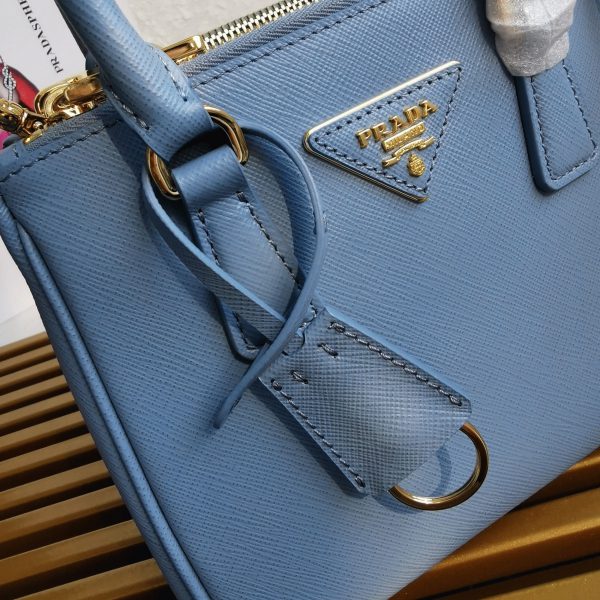 Fausse version du sac Prada Mini Galleria en bleu clair – Image 5