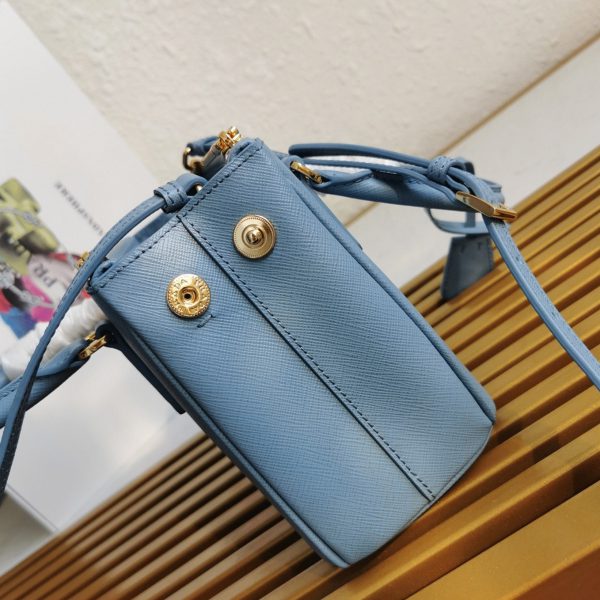 Fausse version du sac Prada Mini Galleria en bleu clair – Image 3