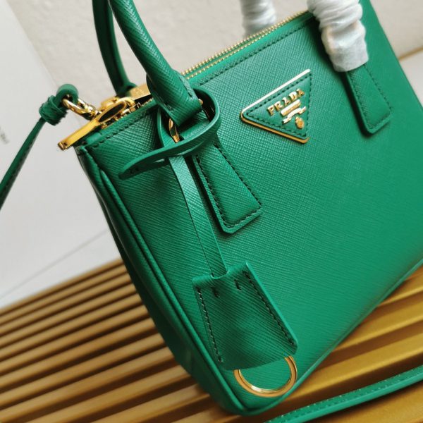 Contrefaçon du sac Prada Mini Galleria en vert – Image 9