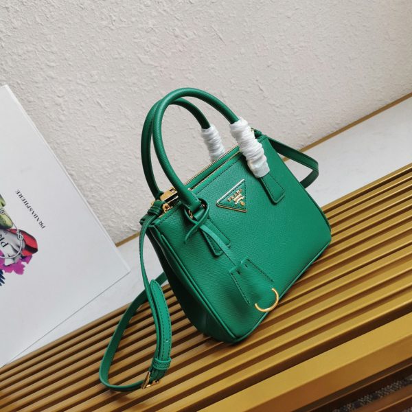 Contrefaçon du sac Prada Mini Galleria en vert – Image 8