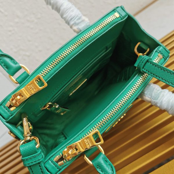 Contrefaçon du sac Prada Mini Galleria en vert – Image 5
